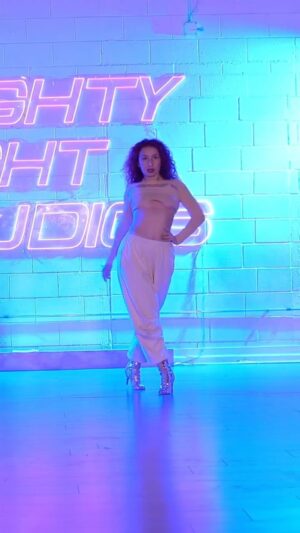 Lucia "Ginger" Molčányiová Instagram - I loved this choreo by @anaispetra222 to this banger by @mileycyrus in the coolest @eightyeightstudiosla Los Angeles🇺🇸❤️‍🔥🦋

#heelsclass #losangeles #dancer #dancevideo