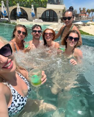 Lucia "Ginger" Molčányiová Instagram - Jsme zpátky z mého🏝️Dance Retreatu na Bali🏝️a zde s vámi podělím o nádherné momenty.♥️

Bylo nám tam spolu krásně, máme neskutečné zážitky, zažily jsme toho tak moc, že jsem ani nestíhala moc být na sociálních sítích, žila jsem v naprosté přítomnosti a každý večer jsem padala únavou do postele.

Byly jsme skvělá parta, měly sme spolu spoustu srandy, ale i emotivních i hlubokých rozhovorů. Společně jsme tančily, cvičily, meditovaly, sdílely, jedly, cestovaly, smály se i plakaly. Děkuji vám za důvěru, dámy.🙏🏻

Říká se, že někdy je potřebné vycestovat pryč, aby člověk poznal sám sebe. A Bali je pro to jako stvořené. Tento ostrov má svou vlastní flow a bylo krásné se ní nechat vést a zažít i to, o čem se nám ani nesnilo a objevovat překrásná místa téhle planety. Bali jsem si naprosto zamilova, cítila jsem se tam nádherně a určitě tam potřebuji jít znovu.🦋

Děkuji moc @worldee_com za možnost společně vytvořit tento krásný retreat a splnit si sen, všem mým drahým dámám, které se mnou tuhle dobrodružnou výpravu podnikly, @balimynahvillas za kouzelné ubytování a péči.🫶🏻

Už teď se těším na další retreaty!✨

1-5. Naše nádherná vila uprostřed Uluwatu @balimynahvillas 
6-7. Nádherný beach club @tropicaltemptation 
8. My po taneční lekci
9. Naše taneční lekce u západu slunce bez podpatků
10. Video sestřih by @medunka_ 

Více fotek coming soon💫