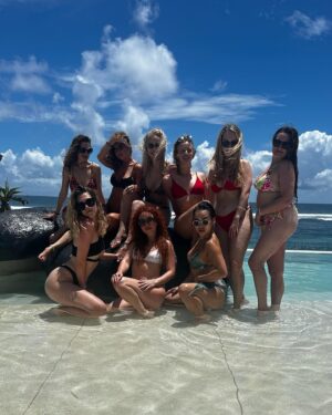 Lucia "Ginger" Molčányiová Instagram - Jsme zpátky z mého🏝️Dance Retreatu na Bali🏝️a zde s vámi podělím o nádherné momenty.♥️

Bylo nám tam spolu krásně, máme neskutečné zážitky, zažily jsme toho tak moc, že jsem ani nestíhala moc být na sociálních sítích, žila jsem v naprosté přítomnosti a každý večer jsem padala únavou do postele.

Byly jsme skvělá parta, měly sme spolu spoustu srandy, ale i emotivních i hlubokých rozhovorů. Společně jsme tančily, cvičily, meditovaly, sdílely, jedly, cestovaly, smály se i plakaly. Děkuji vám za důvěru, dámy.🙏🏻

Říká se, že někdy je potřebné vycestovat pryč, aby člověk poznal sám sebe. A Bali je pro to jako stvořené. Tento ostrov má svou vlastní flow a bylo krásné se ní nechat vést a zažít i to, o čem se nám ani nesnilo a objevovat překrásná místa téhle planety. Bali jsem si naprosto zamilova, cítila jsem se tam nádherně a určitě tam potřebuji jít znovu.🦋

Děkuji moc @worldee_com za možnost společně vytvořit tento krásný retreat a splnit si sen, všem mým drahým dámám, které se mnou tuhle dobrodružnou výpravu podnikly, @balimynahvillas za kouzelné ubytování a péči.🫶🏻

Už teď se těším na další retreaty!✨

1-5. Naše nádherná vila uprostřed Uluwatu @balimynahvillas 
6-7. Nádherný beach club @tropicaltemptation 
8. My po taneční lekci
9. Naše taneční lekce u západu slunce bez podpatků
10. Video sestřih by @medunka_ 

Více fotek coming soon💫