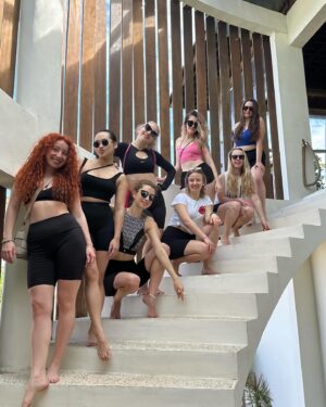 Lucia "Ginger" Molčányiová Instagram - Jsme zpátky z mého🏝️Dance Retreatu na Bali🏝️a zde s vámi podělím o nádherné momenty.♥️

Bylo nám tam spolu krásně, máme neskutečné zážitky, zažily jsme toho tak moc, že jsem ani nestíhala moc být na sociálních sítích, žila jsem v naprosté přítomnosti a každý večer jsem padala únavou do postele.

Byly jsme skvělá parta, měly sme spolu spoustu srandy, ale i emotivních i hlubokých rozhovorů. Společně jsme tančily, cvičily, meditovaly, sdílely, jedly, cestovaly, smály se i plakaly. Děkuji vám za důvěru, dámy.🙏🏻

Říká se, že někdy je potřebné vycestovat pryč, aby člověk poznal sám sebe. A Bali je pro to jako stvořené. Tento ostrov má svou vlastní flow a bylo krásné se ní nechat vést a zažít i to, o čem se nám ani nesnilo a objevovat překrásná místa téhle planety. Bali jsem si naprosto zamilova, cítila jsem se tam nádherně a určitě tam potřebuji jít znovu.🦋

Děkuji moc @worldee_com za možnost společně vytvořit tento krásný retreat a splnit si sen, všem mým drahým dámám, které se mnou tuhle dobrodružnou výpravu podnikly, @balimynahvillas za kouzelné ubytování a péči.🫶🏻

Už teď se těším na další retreaty!✨

1-5. Naše nádherná vila uprostřed Uluwatu @balimynahvillas 
6-7. Nádherný beach club @tropicaltemptation 
8. My po taneční lekci
9. Naše taneční lekce u západu slunce bez podpatků
10. Video sestřih by @medunka_ 

Více fotek coming soon💫