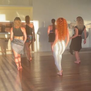 Lucia "Ginger" Molčányiová Instagram - Jsme zpátky z mého🏝️Dance Retreatu na Bali🏝️a zde s vámi podělím o nádherné momenty.♥️

Bylo nám tam spolu krásně, máme neskutečné zážitky, zažily jsme toho tak moc, že jsem ani nestíhala moc být na sociálních sítích, žila jsem v naprosté přítomnosti a každý večer jsem padala únavou do postele.

Byly jsme skvělá parta, měly sme spolu spoustu srandy, ale i emotivních i hlubokých rozhovorů. Společně jsme tančily, cvičily, meditovaly, sdílely, jedly, cestovaly, smály se i plakaly. Děkuji vám za důvěru, dámy.🙏🏻

Říká se, že někdy je potřebné vycestovat pryč, aby člověk poznal sám sebe. A Bali je pro to jako stvořené. Tento ostrov má svou vlastní flow a bylo krásné se ní nechat vést a zažít i to, o čem se nám ani nesnilo a objevovat překrásná místa téhle planety. Bali jsem si naprosto zamilova, cítila jsem se tam nádherně a určitě tam potřebuji jít znovu.🦋

Děkuji moc @worldee_com za možnost společně vytvořit tento krásný retreat a splnit si sen, všem mým drahým dámám, které se mnou tuhle dobrodružnou výpravu podnikly, @balimynahvillas za kouzelné ubytování a péči.🫶🏻

Už teď se těším na další retreaty!✨

1-5. Naše nádherná vila uprostřed Uluwatu @balimynahvillas 
6-7. Nádherný beach club @tropicaltemptation 
8. My po taneční lekci
9. Naše taneční lekce u západu slunce bez podpatků
10. Video sestřih by @medunka_ 

Více fotek coming soon💫