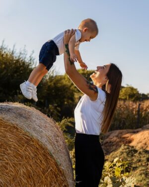 Lucia Krajčovič Instagram - Už teraz sa teším, čo z teba vyrastie, moja malá ukričaná balkánska dušička 🍀♻️💚

#teamcepokrajcovic #dejan #serbianprince