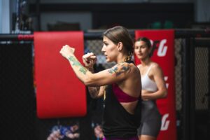 Lucia Krajčovič Instagram - MILUJEM byť TRÉNERKOU…UCTIEVAM každú jednu trénerku, ktorá motivuje ďalšie ženy k športu, pohybu a tréningu…ZBOŽŇUJEM naše LADIES THAIBOX…UŽÍVAM SI tú energiu, ktorú si navzájom vymieňame…SOM HRDÁ, že chodíte na tréningy, aj keď to nie je vždy jednoduché…VÁŽIM SI každú jednu ženu, ktorú som kedy mohla trénovať…SOM VĎAČNÁ za vašu bojovnosť a silu…ĎAKUJEM za to všetko 💜 

PS: trénujem v BRATISLAVE v @ladiesthaibox 
v Spartakuse to bolo iba výnimočne 😉