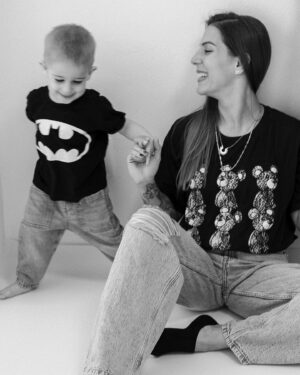Lucia Krajčovič Instagram - MÔJ GANG 🩵 môj vesmír 🩷 moja krv 💚 moja rodina ❤️
Pri všetkých fotkách v telefóne, či už z fotení, výletov, alebo obyčajných doma fotených, si uvedomím, aké krásne putá máme navzájom medzi sebou. Samozrejme pri povinnostiach a zhone si častokrát tieto putá nevšimneme, ale sú tam, krásne, čisté, rôznorodé a výnimočné. 💙💜💛💚

#teamcepokrajcovic 🍀

@lydia_bilikova_fotografka 📸