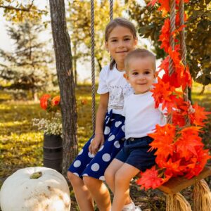 Lucia Krajčovič Instagram - Naše dve tekvice 🩵🎃🩷 

📸 @lydia_bilikova_fotografka 

#teamcepokrajcovic #surodenci #surodeneckalaska #mojezivoty #izzy #dejan