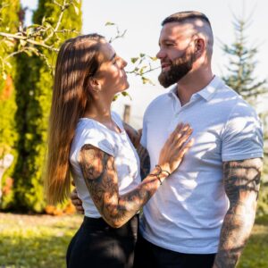 Lucia Krajčovič Instagram - Možno sa na mňa nepozerá tak, ako sa vie pozerať na NUTELLU 😃, ale viem, že ho inšpirujem a motivujem, pretože aj on mňa. Posledné týždne som rozmýšľala čo si navzájom dávame, ukazujeme, učíme sa a je toho veľmi veľmi veľa. Za tie 4 roky sme sa zmenili ako ľudia, ako športovci, ako bytosti, ako rodičia, ako partneri. Pre mňa najdôležitejšie je, že sa posúvame ďalej, no nie každý sám, ale spolu. Sme si sudcami aj motivátormi, sme si oporou aj kritikmi. Snažíme sa byť lepší ľudia zo dňa na deň, no stále robíme OBIDVAJA chyby. ALE tie chyby robíme SPOLU. Čiže na opravenie jednej chyby máme dvojnásobné množstvo energie, ktorá ju vyrieši 💙🍀❤️. Pokým to takto zostane , tak budem jeho NUTELLA 🤩♻️. 

Fotky od @lydia_bilikova_fotografka 

#teamcepokrajcovic #serbianlove