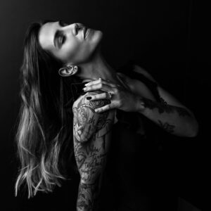 Lucia Krajčovič Instagram - Posaď sa do chaosu…Nechaj ho zúriť a metať sa, kým sa neupokojí ako hurikán a nesadne na zem prach…Potom uvidíš…Nakoniec všetky kúsky zapadnú na svoje miesto…Dovtedy sa smej chaosu a vedz, že všetko má svoj dôvod…