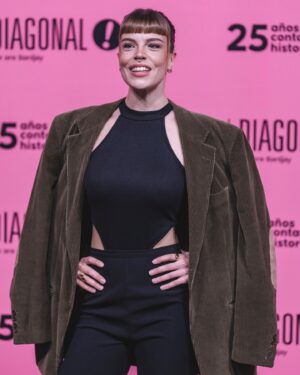 Lucía Martín Abello Instagram - 💕 La chaqueta de pana con coderas de mi tío y los pantalones de hace más de 30 años de mi madre, ambos terapeutas de pura cepa, para festejar los 25 añazos de @diagonaltelevisio 💕

#lanoviagitana 
#laredpurpura 
#luimelia 
#amaresparasiempre