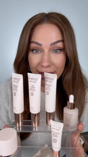 Lucia Šenková Instagram - GOSH & SKINCARE ?? 
••
Dobre vidíte! Bola som rovnako prekvapená a po odskúšaní som ešte prekvapenejšia!!! ALE PRÍJEMNE! 
••
(Takmer úplná) rutina s dvojfázovým odličovačom, očný krém, sérum, tri druhy hydratačných krémov, jeden z nich s SPF 15
••
Všetky produkty sú veľmi ľahké, bez parfemácie, prídu mi skutočne hydratačné a hlavne- najmä oily skin friendly. 
••
Dajú sa na seba pekne vrstviť a sú naozaj dobré pod makeup! Je úplne nasosaná a ready na makeup- pozor ale, makeup na vodnej báze! 
••
Sérum obsahuje zložky, ktoré pomáhajú pri tvorbe kolagénu, anti wrinkle krém obsahuje špeciálny Matrixyl 3000 na redukciu vrások, hydratačný booster zas výťažok z rias a energizujúci gél zložky, ktoré 12-16h udržia v pleti hydratáciu. 
••
NÁJDEŠ NA WWW.FANN.SK a v predajniach FANN PARFUMERIE 
••
#skincare #skin #goshskin #gosh #skincaretips #gosh #hydration #howtoskin #radiantskin #spolupraca