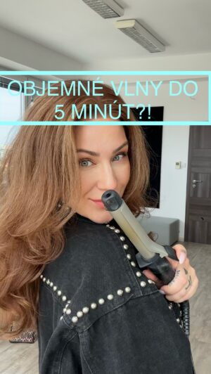 Lucia Šenková Instagram - ••NIKOMU SA NECHCE••
…a často ani nemá čas/skills na zložitú prípravu vlasov… 
••
Ja mám pre vás rôzne tutoriály, čo sa ale snažím dodržať je aby ste ich vedeli použiť aj doma. Tieto VLNY MÁTE DO 5 MINÚT! 
••
Objemné vlny sú obľúbená požiadavka na účes, keď vás líčim, ale čo takto skúsiť to aj doma? 
••
!! Aj tento účes má však pravidlá !!
••
1. VYFÉNUJTE SI VLASY (vlasy ktoré sú prirodzene vysušené majú jednak menej objemu a dvak- nie je to zdravé pre pokožku hlavy). Ak viete, že máte slabé vlasy a aj bez objemu, použite root lifter, alebo objemové tužidlo.
2. To je vlastne všetko 🤔
••
#hairtutorial #hairstyles #hairtransformation #hairgoals #hairfashion #hairideas #howto #vlny #uces #hairvideos #hairlove #hairporn #hotd #waves #wavyhairstyle #beachwaves