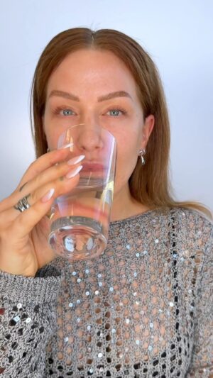Lucia Šenková Instagram - HESLO PRE DNES: KOŽNÁ BARIÉRA
••
Vieš za čo všetko je zodpovedná tzv. “Compromised skin barrier”? A čo všetko ju môže spôsobiť? 
••
U klientiek sa s tým stretávam enormne často a spoločných menovateľov je viac: 

•prekombinovaná rutina
•nesprávna kombinácia produktov
•slabá ochrana pleti
•časté potenie
•pomôcky na odličovanie
•saunovanie
•plávanie
•klíma
•manuálne poškodenie
•mechanické peelingy
•stres
•opaľovanie
• a môžem ísť do aleluja, lebo poškodiť kožnú bariéru môže čokoľvek… ALE! 
•• PRI SPRÁVNEJ RUTINE SI JU VIE DAŤ KTOKOLVEK DO LEPŠIEHO STAVU••
••
Predstavujem ti @uriage.slovensko CICA DAILY REPAIR, gélové sérum a gélový krém so zložkami, ktoré sa o bariéru pleti starajú ako o bábätko. 
••
Nová technológia, vyvážené zložky a žiadna parfemácia. Takže aj citlivá pleť si príde na svoje. 
••
Kto sa tu našiel? Lebo aj ja si viem ( a to dosť často ) zavariť a dogabať sa 🙈
••
#cica #uriage #cicadaily #skinbarier #skincaretalk #skincaretips #starostlivostoplet #koznabariera #compromisedskinbarrier #spolupraca