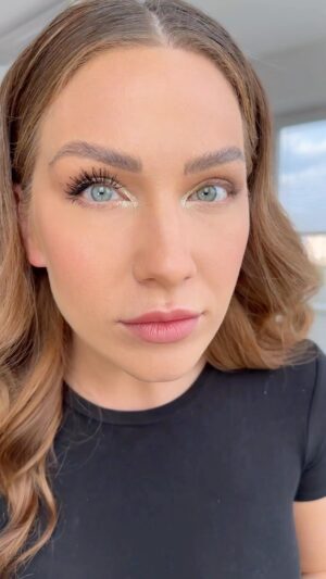 Lucia Šenková Instagram - ••OČI AKO BÁBIKA••
••
Po mojej story, kde som vás teasla na super riasy ste ma v správach poriadne vyšikanovali- že čo je to za špirálu a ja mám teda pre vás ešte jeden teaser, tentokrát ale aspoň zistíte, že táto THE MASCARA je od @maybelline a čoskoro ju v poličkách drogérie kúpite a za super cenu máte super riasy. 
••
Po mojom odskúšaní konštatujem jediné a to, že odpadnete aké oči vykúzli a že sa vás budú pýtať, čo máte na očiach. A ešte to, že sa neotláča, resp. sa otláča menej ako moja doteraz fav riasenka.
••
Sľubuje dlhú výdrž a nežmolkovanie- potvrdzujem. 
O 3 mm dlhšie riasy- no povedzte sami 😎
••
#maybelline #newmascara #longlashes #beautifuleyes #makeupappreciation #lussiapproved #fulllashes #productreview #spolupraca #riasenka #mascara