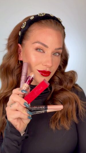 Lucia Šenková Instagram - VIANOCE ZA ROHOM.. 
••
…a ty nevieš aký look?! Tu mám pre teba inspo s produktami od @maybelline ,ktoré vydržia aj vianočné menu a ty vieš za pár minút z domáceho looku s drdolom na hlave zo seba urobiť vianočnú divu. 
••
Za mňa sa Vianočný look nezaobíde bez červených pier a vinyl od Maybelline New York vyzerá ako lesk celý večer, vydrží a dokonca sa ani neobtrie o pohár. 
••
A tieň na oči tattoo color ma presvedčil ešte aj o jeho kvalitách ako highlighter a čuduj sa svete, fakt sa ťažko odličuje🙈
••
Takže si ready na Vianočné rošošo? 
••
#maybelline #christmaslook #christmas #xmassmakeup #howtoxmass #spolupraca #vinyllips #redlips #redlip #antiageeraser #mua #motd
