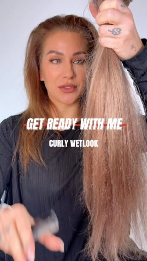 Lucia Šenková Instagram - GET YOU WET.. 
••
Vlasy ale.. !🤫
••
Na tento môj wetlook ste sa pýtali (ako na každý jeden účes čo mám 🙈) tak som zalovila do nepostrihaných videí a tu je. 
••
Jeden z mnohých tutoriálov na to ako sa učesať. Ja síce používam veľa lakov a gélov a voskov, keď robím účes, ale ak mám možnosť produkt, ktorý vysušuje a zaťažuje vlas vymeniť za masku/bezoplachový produkt, ktorý vlasy ešte vyživí, tak neváham. 
••
Príčesy používam výhradne @nanicvlasysk a nemajú konkurenciu. Tieto boli blond a chcela som ich nafarbiť na svetlú hnedú aby som mala ombré , keď si ich pripnem, ale farba nechytila ako som chcela, tak som ich nakoniec odopla. Moje ultra teplé tóny sa fakt bili s fakt studenými na príčesoch. Příště✌🏽
••
Trojkulma je @babyliss 
Bezoplachové sérum je @lorealparis glycolic gloss ( a tá vôa je za odmenu!!!)
#hair #haircare #hairrutine #hairtutorial #hairtutorialsvideos #wetlook #curlywetlook #babyliss #protips #loreal #lorealparis #glycolicgloss