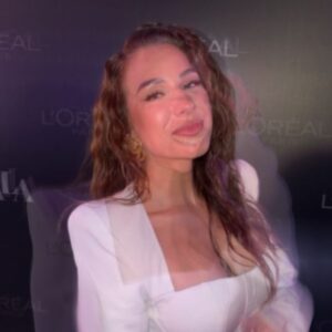 Lucia Šenková Instagram - L’ORÉAL • GALA • DINNER 
✨
Včera to bol neskutočne príjemný večer a ja ďakujem @amic_sk a @lorealparis ( pracovný názov @lorealczsk 🙈) jednak za pozvanie ale aj za úžasnú spoluprácu, na ktorú verím, že budeme len nadväzovať, pretože už tento rok mi začal viac ako super aj vďaka spomínaným ♥️
✨ L’Oréal Paris a jeho značky u mňa tento rok uvidíte častejšie a povenujeme sa najmä vlasom, na ktoré vás tutoriály fakt bavia a ja vám za to ďakujem! 
✨ Takto o mesiac už budem doma z eventu v Paríži a ani mi nejde veriť, čo sa mi v živote deje a ja som za to každým dňom vďačnejšia, pretože nič nie je samozrejmosť a je to aj vďaka vašej vernosti a sledovanosti, napriek tomu, že nepostujě denne a niekedy sa vám venujem naozaj málo🫶🏼
✨ 
1. @biankarumanova - Hats off za pristup, že pofotíš aj nepofotiteľné 🙈
2. KONEČNE SOM SA DOSTALA k tomuto viral setting spreju, ktorý vydrží aj armagedon- skúsime! 
3. Datz the look 
4. @nellystassmakeup som mala na kurze ešte keď mala 12 rokov a strašne sa tešilm, že ju to neprestalo baviť a ide si za svojim aj keď jej hovorili, že je mladunká. Predstavte si, kde bude keď bude mať 24, ako ja keď som začínala s makeupom, ona už pôjde bomby! 
5. @mihalkamlsn prišla ku mne na kurz a hneď ma zvozila, že čo mi bude pery doličovať🙈🫶🏼
6. Bright reveal je nová komplet rutina , ktorú prináša @lorealparis aj s peelingom, ktorý sa volá snake peeling a vraj aj vyzerá ako hadia koža a vďaka aktívnym látkam budú pomáhať pri hyperpigmentáciách! 
7. @dihager je tak pekná, že som proste musela čumieť🤷🏽‍♀️
8. … hovorila som, že mi to nejde? Watch me🤣
9. Keď som včera nepovedala, že mi odpadnú nohy 184x, tak ani jeden. Už viete prečo😳 #marge #harrpotter
✨
#loreal #lorealparis #galadinner #blacktieevent #dinnertime #makeupartistsworldwide #muas #makeupaddict #wetlook #whitedress