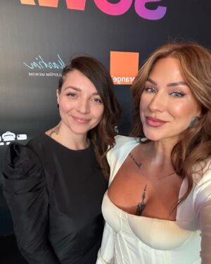 Lucia Šenková Instagram - •• SOWA 2023 ••
••
Ďakujem ešte raz všetkým, ktorí ste ma posunuli až k tejto soške (ktorá mi samozrejme hneď drbla na zem😬, ale hlásim, že žije) a ďakujem, že mi veríte aj keď ja si neverím. 
••
Poučenie z tohto ročníka? NEPODCEŇUJ SA! Ani ty, ani ty a už vôbec nie TY!
••
Vždy tu budú lepší od nás, vždy sa nájde aj niekto kto nás bude spochybňovať, ale to nikoho z nás nesmie odradiť od robenia toho, čo nás napĺňa, nech je to hocičo. Najhoršie čo robíme ( a samozrejme robím to aj ja) je, že sa brzdíme v tom čo urobíme, povieme, postneme, lebo sa obávame kritiky. Nie tej konštruktívnej, čo nás posunie ďalej, ale tej, ktorá je naschvál, častokrát neoprávnená a zabolí. Niekto to filtruje lepšie, niekomu trvá dlhšie obrniť sa. Tiež ma limituje moja vlastná neistota. Aj preto som bola taká zaskočená. Aj preto som sa rozplakala, pretože ma úprimne potešilo, že som to dostala a zároveň strašne zamrzelo, že viac ako samej sebe verím scenárom v svojej hlave- prečo nie som dosť dobrá. 
••
Tak ešte raz tým všetkým Luckám, ktoré premýšľajú ako ja- uverte si konečne. Niekedy je to to najviac, čo potrebujeme🫶🏼
••
1. Happy kiddo by @marta_batus 💍 @laura_raulajewellery 
2. Najväčšie prekvapenie, že prišli ♥️
3. Časť môjho úžasného MUAH teamu SOWA 2023 @simonaivanova.beauty @makeupbykatka @lukascakovsky 
4. Najúprimnejšia reakcia prekvapenia bola od mojej @veronikastrapkova 😭
5. Aj toto bola moja úloha na SOWA. Ale @p.ie.t.ro ma na moderovanie bckstg pre @tvjoj zaskočil, aby som sa nespovedala sama🤨
6. Keď nevieš čo s časom, ja ti ho zariadim 🤣 Event mngr SOWA moja krásna Magic
7. Na prenos som stihla nalíčiť iba 4 krásne ženy a len 1 som si stihla natočiť @bagarovamonika 
8.9.10. By Kačenka @katarinaslesar 
••
V ten večer som bola tak ulietaná, že mám totálne minimum fotiek😭 a nemám fotku ani s mojim rebrom @stevo_sperka a ani s mojou other half @rsogazda 😞
••
Ale bolo vás tam so mnou toľko, že som sa cítila prekrásne. Či podpora keď som išla na pódium- nečakala som, že toľkí z vás mi ukážu aj volume prejav a ešte som sa nedostala ani ku všetkým správam. VĎAKA. OBROVSKÁ! 
••
#awardwinning #awards #socialawards  #friends #appreciationpost #loveistheanswer #thankful