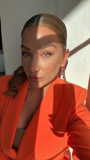 Lucia Šenková Instagram - IT´S  SO  CHILDISH…
••
45 minút meditácie v jednej #transition 💃🏻
••
#makeuptransition #makeuptransformation #makeupreel #makeupreels #transitions #transitiontrend #trendhunter #makeupartistworldwide #muasfeaturing #muasupport #muasfam #sleeklook #orangeisthenewblack #orangemakeup