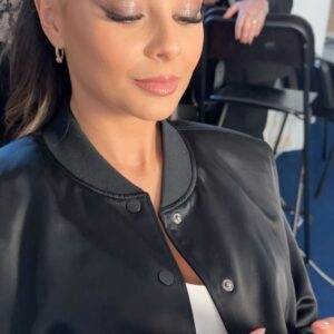 Lucia Šenková Instagram - •• SOWA 2023 ••
••
Ďakujem ešte raz všetkým, ktorí ste ma posunuli až k tejto soške (ktorá mi samozrejme hneď drbla na zem😬, ale hlásim, že žije) a ďakujem, že mi veríte aj keď ja si neverím. 
••
Poučenie z tohto ročníka? NEPODCEŇUJ SA! Ani ty, ani ty a už vôbec nie TY!
••
Vždy tu budú lepší od nás, vždy sa nájde aj niekto kto nás bude spochybňovať, ale to nikoho z nás nesmie odradiť od robenia toho, čo nás napĺňa, nech je to hocičo. Najhoršie čo robíme ( a samozrejme robím to aj ja) je, že sa brzdíme v tom čo urobíme, povieme, postneme, lebo sa obávame kritiky. Nie tej konštruktívnej, čo nás posunie ďalej, ale tej, ktorá je naschvál, častokrát neoprávnená a zabolí. Niekto to filtruje lepšie, niekomu trvá dlhšie obrniť sa. Tiež ma limituje moja vlastná neistota. Aj preto som bola taká zaskočená. Aj preto som sa rozplakala, pretože ma úprimne potešilo, že som to dostala a zároveň strašne zamrzelo, že viac ako samej sebe verím scenárom v svojej hlave- prečo nie som dosť dobrá. 
••
Tak ešte raz tým všetkým Luckám, ktoré premýšľajú ako ja- uverte si konečne. Niekedy je to to najviac, čo potrebujeme🫶🏼
••
1. Happy kiddo by @marta_batus 💍 @laura_raulajewellery 
2. Najväčšie prekvapenie, že prišli ♥️
3. Časť môjho úžasného MUAH teamu SOWA 2023 @simonaivanova.beauty @makeupbykatka @lukascakovsky 
4. Najúprimnejšia reakcia prekvapenia bola od mojej @veronikastrapkova 😭
5. Aj toto bola moja úloha na SOWA. Ale @p.ie.t.ro ma na moderovanie bckstg pre @tvjoj zaskočil, aby som sa nespovedala sama🤨
6. Keď nevieš čo s časom, ja ti ho zariadim 🤣 Event mngr SOWA moja krásna Magic
7. Na prenos som stihla nalíčiť iba 4 krásne ženy a len 1 som si stihla natočiť @bagarovamonika 
8.9.10. By Kačenka @katarinaslesar 
••
V ten večer som bola tak ulietaná, že mám totálne minimum fotiek😭 a nemám fotku ani s mojim rebrom @stevo_sperka a ani s mojou other half @rsogazda 😞
••
Ale bolo vás tam so mnou toľko, že som sa cítila prekrásne. Či podpora keď som išla na pódium- nečakala som, že toľkí z vás mi ukážu aj volume prejav a ešte som sa nedostala ani ku všetkým správam. VĎAKA. OBROVSKÁ! 
••
#awardwinning #awards #socialawards  #friends #appreciationpost #loveistheanswer #thankful