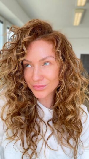 Lucia Šenková Instagram - VIEŠ ČI MÁŠ KUČERAVÉ VLASY?! 
••
A ak ich aj máš kučeravé robíš s nimi to, čo treba? 
••
Must have je difúzer s dobrým prúdením vzduchu tak, aby ti vlasy nerozfúkal na všetky svetové strany. 
••
Ďalší must have je krém na kučery- áno krém. Žiadna slaná voda, roztoky s éterickými olejmi, gély, tužidlá… z toho budeš mať tak akurát zlepené cencúle a nie definované kučery. Za mňa je to aj olej, ktorý ti pekne zmäkčí vlas a uberie frizz. Ak chceš niečo lepivejšie, mám ešte jednu vychytávku, ktorá ti pekne definuje kučery- curl boostery sú skvelá vec. Ja ale najvisc dôverujem značkám, ktoré sa zaoberajú len kučeravými vlasmi. Tento konkŕetne je @cocunat , ale veľa veľa vecí majú aj iné značky a našťastie sa tu na SR už viac a viac ľudí venuje kučeravým vlasom. 
••
Pri odfarbených vlasoch sa žiaľ ničí aj štruktúra kučery, takže čím viac blond, tým menej curly… ☹️
••
Nie je ale nič, čo by nedoťukla kónická kulma👌🏽
••
#curly #curls #howtocurl #curlyhair #daytwocurls #curlrefresh #curlyhair #curlcrush #curlfriends