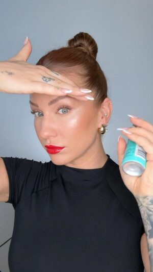 Lucia Šenková Instagram - ŠEDINY, ODRASTY, KÚTY, ďalšia zastávka - MAGIC RETOUCH
••
Ani ja to niekedy nestíham. A čo. Času málo, práce veľa a pristihnem sa s 2 cm odrastami. Horšie je, že rada nosím cestičku na stred a je to vždy šialene vidieť. 
••
Teda… u mňa tak často nie, lebo Magic Retouch od @lorealparis nepoznám tak krátko, aby si nenašiel miesto u mňa v kúpeľni, ale aj v kufríku pre klientky. Používam ho roky pri tvorbe účesov, pri nerovnej kontúre vlasov, pri šedinách, aj keď chcem meniť na video trošku farbu vlasov. Aj to sa dá a hlavne sa dá jednoducho vymyť z vlasov. 
••
Magic Retouch urobí to čo má za 3 sekundy, ak stlačíte stričku dostatočne silno (hej, nebojte sa toho), tak aj bez frkanco a umyje sa z vlasov hneď. 
••
Takže, kto nemá v hlave a zabudne na termín u kaderníčky/kaderníka má v šuflíku. Magic Retouch. 
••
#magicretouch #greyhaircover #coverhair #hairsos #tutorial #spolupraca #magicspray #haircover