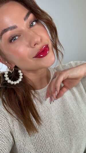 Lucia Šenková Instagram - NEW YEAR• NEW TREND 
••
Áno, v dnešnej dobe sa každému makeupu dáva nejaký názov, nálepka… ale why not. Aspoň teda všetci vedia wo co go a vedia to priamo pomenovať. 
••
Coca-cola cherry lips sú ultra sexy and I’m here for it! 
••
Vo videu máte step by step návod ako na ne, aby vyzerali tip-top. 
••
#cocacolacherry #lips #tutorial #howto #liptutorial #howtolips #mac #hermes #fentybeauty #glossylips #sexylips #lipgloss #lipglossaddict #lipart