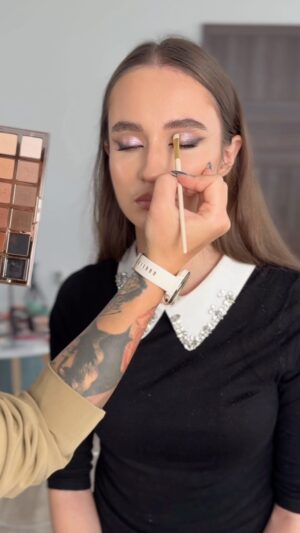 Lucia Šenková Instagram - ZUZI, VEĎ USMEJ SA😅
••
Pearly gloss look na rychlo do telky ✌🏽
••
Možno aj toto vie byť váš NYE look… 
••
#makeup #mua #nyelook #glossyeye #glosses #glow #glowymakeup #smokeyeye #smokeyeyliner #lilacmakeup #nyemakeup #nudelips #glossylids