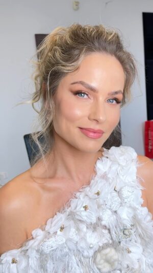 Lucia Šenková Instagram - PRVY A POSLEDNY…. 
••
Nie krát, ale @letsdance.markiza 🫶🏼
••
S Ivankou sme si strihli pred-po na prvé kolo a teraz na posledné. Zbehlo to, akoby to ani nebolo 10 týždňov😳
••
Na prvom čierny drak , dnes éterická víla (ale s riadnym sexepílom!) 
••
Čo poviete na dnešný look? 
••
#makeup #makeuplook #eternalbeauty #beauty #makeuptransition #beforeafter #beautifulwoman #fashionlook #whitedress #designerdresses