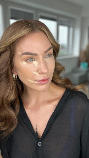 Lucia Šenková Instagram - Nite? Botox? Dieta? Pasky? Kyselina? 
••
Čo je na tebe iné? 
••
SVETLO 🫢
••
Korektor @hudabeauty Faux Filter
#contour #trick #hack #concealer #concealerhack #howto #lightpainting #illusion #botoxlike #lifting #instantlift #facelift #makeuplife #makeuplover #mua #hudabeauty #huda #hudabeautyfauxfilter