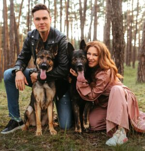 Lucia Šenková Instagram - RODINA 🫶🏼
••
By @toto_je_vas_svet 
••
Veľmi dlho som chcela fotky od Very. Vie krásne zachytiť zvieratá a emócie. A veľmi som chcela spomienku, kde budem mať všetky zvery. Nalka má už 11 rokov a chýba jej jej parťák. Anirko mi chýba rovnako ako keď pred 6 rokmi predčasne zomrel a myslím, že by túto svorku skvele dopĺňal…🥹
Tak som veľmi rada, že sa mi toto podarilo zorganizovať a dostať nás všetkých na dve hodinky za Verou a nacvakať pár fotiek🫶🏼
••
#family #love #dogsphotography #dogslover #dogsofinstagram #doggylove #doggyfamily #doggos #photoshoot #dogsofslovakia