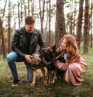 Lucia Šenková Instagram - RODINA 🫶🏼
••
By @toto_je_vas_svet 
••
Veľmi dlho som chcela fotky od Very. Vie krásne zachytiť zvieratá a emócie. A veľmi som chcela spomienku, kde budem mať všetky zvery. Nalka má už 11 rokov a chýba jej jej parťák. Anirko mi chýba rovnako ako keď pred 6 rokmi predčasne zomrel a myslím, že by túto svorku skvele dopĺňal…🥹
Tak som veľmi rada, že sa mi toto podarilo zorganizovať a dostať nás všetkých na dve hodinky za Verou a nacvakať pár fotiek🫶🏼
••
#family #love #dogsphotography #dogslover #dogsofinstagram #doggylove #doggyfamily #doggos #photoshoot #dogsofslovakia