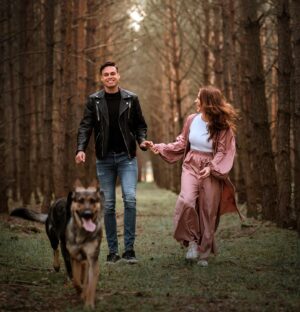 Lucia Šenková Instagram - RODINA 🫶🏼
••
By @toto_je_vas_svet 
••
Veľmi dlho som chcela fotky od Very. Vie krásne zachytiť zvieratá a emócie. A veľmi som chcela spomienku, kde budem mať všetky zvery. Nalka má už 11 rokov a chýba jej jej parťák. Anirko mi chýba rovnako ako keď pred 6 rokmi predčasne zomrel a myslím, že by túto svorku skvele dopĺňal…🥹
Tak som veľmi rada, že sa mi toto podarilo zorganizovať a dostať nás všetkých na dve hodinky za Verou a nacvakať pár fotiek🫶🏼
••
#family #love #dogsphotography #dogslover #dogsofinstagram #doggylove #doggyfamily #doggos #photoshoot #dogsofslovakia