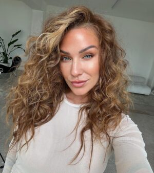 Lucia Šenková Instagram - SCHVALNE KTO VEDEL?! 🤣
••
Keď poviem, že som kučeravá tak je večná reakcia: “ čoooo? To fakt?! To by som nepovedal/a” a hneď potom : “A prečo ich nenosíš stále tak?”
••
No.. lebo nie vždy mám chuť mať obrovskú hlavu🤣
••
Každopádne dnes som pre vás točila jedno video makeupu ktoré je virálne a je to vlastne to, čo už dlhé roky robíme, niekto tomu ale zas dal novú nálepku… 🤣
•
1. Vedeli ste že som kučeravá? 
2. Tipnete si o aký #viral #look ide? 
••
#curls #curlyhair #curlyhairstyles #curl #curlbox #curlcrush #curlfriends #slavicgirl #slavicgirls #slovakgirl #slovakwoman 
••
Btw svetlo v @studio.klinec_ u @katarinaslesar je insane🤯