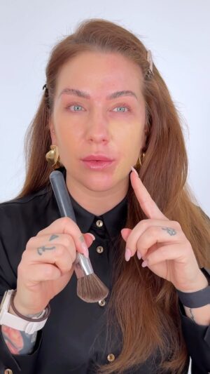 Lucia Šenková Instagram - SKIN PREP- treba to vôbec? 
••
Odpoveď je jasná: TREBA ! A JE TO KĽÚČOM K PEKNÉMU MAKEUPU! 
••
Množstvo žien podceňuje rutinu a samotnú prípravu pleti s bázou pod makeup. Potom dostávam otázky, že makeup šupinkuje, mapuje, nesedí, zvýrazňuje vrásky, nepôsobí sviežo, pekne, glowy. 
••
Premýšľali ste ale nad tým, že aby ste postavili dom, potrebujete vykopať základy? …
… a sme doma. Žiaden makeup nevyzerá na pleti dobre, ak tá pleť nedostane dobre napiť a najesť. 
••
Potom aj ten makeup, ktorý vás doteraz dožieral bude krásny, vláčny a bude pekne sedieť. 
••
Aj profesionáli z Make-up Institute Prague odporúčajú Skin Food od Weledy ako spoľahlivú bázu pod make-up, ktorú keď doplníte ešte dvojfázovým suchým olejom Skin Food Ultra-Light Dry Oil a balzamom na pery Skin Food Lip butter, dosiahnete dokonalý glow
efekt.
••
#weledask #skinfood #skinfoodmakeup #makeupinstituteprague #weledamakeup #spolupraca #makeuptips #glowymakeup #juicymakeup #howtomakeup #makeupaddict #makeuproutine #makeuppro #makeupproduct