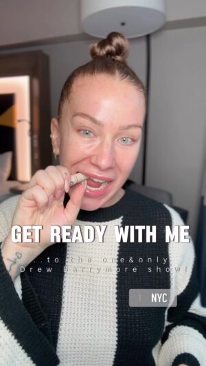 Lucia Šenková Instagram - GRWM - ALL NIGHT GLOW
••
Je tam aj zopár mojich tipov, ktoré aplikujem či na seba, alebo na klientky. 
Tiež je možno prekvapením, že používam oldschool trik na líčka🙈 Pamätám si ho ešte od mojej maminy a dá sa použiť aj vice versa. 
••
MÁTE NEJAKÉ MAKEUP TRIKY? Také tie, čo sme videli u našich mám? Zapalovač na cerutku na obočie a podobne? Urobila by som kompiláciu týchto hackov😅
••
#grwm #makeuptip #hauslabs #hauslabsbyladygaga #glowymakeup #howtoglow #howlowcanyouglow #redlips #atomicshake #liplacquer #nycmakeup
