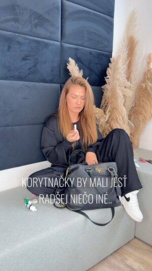 Lucia Šenková Instagram - SNUGGS APPRECIATION POST! 
••
Menštruácia je úplne normálna a bežná súčasť života a viete, že aj keby to bola tabu téma, čo už chvalabohu nie je, by som o nej hovorila otvorene ako o všetkom. Boli časy, keď som používala intimky (a.k.a vložky) a teda u mňa lepšie ako tampón, lebo ma z neho bolí brucho, ale aj tak s pocitom plienky a  šušťania medzi nohami. Nič moc, vám poviem. Kalíšok mi je nepríjemný a teraz čo? Budem ako naše staré mamy a zhužvem si tam kus vaty, alebo kus starého trička? (Aj keď vlastne, vraciame sa späť k používaniu ZNOVUPOUŽITEĽNÝCH PRACÍCH intim pomôcok- ony vedeli…! )
 …Chvalabohu doba pokročila a tak ako si ťukáme do smartphonov, mali by sme byť trošku viac smart aj v oblasti vlastnej intímnej hygieny a zdravia. Predsalen- to aby bola vložka biela, mala vôňu, bola pekne zabalená, stojí niečo nielen nás, ale aj prírodu. Intímna hygiena do obrovskej miery znečisťuje prírodu a kedy keď nie v tejto preplastovanej dobe je čas zamyslieť sa nad tým čo používame a koľko nám to vydrží? 
.. tiež som bola skeptická, či mi menštruačné nohavičky naozaj budú stačiť, lebo niekedy mám pocit, že sa zo mňa leje kýbel a zásadne mám vtedy bledé oblečenie🫠 ALE!! Každá kontrola na wc ma presvedčí o tom, ako tie nohavičky sajú a sú proste nositeľné, pohodlné a nevadí mi na nich absolútne nič. A to je u mňa čo povedať. 
••
Nebuďte skeptické. Dajte tomu šancu a dajte pa-pa plastu medzi nohami👌🏽
••
Od 23.4 do 30.4 vám platí aj kód LUSSI15 či ste v ČR , alebo SR! 
••
ZĽAVY SÚ KOMBINOVATEĽNÉ s množstevnými 😍
••
Tak prežime to spolu v pohodlí🫶🏼
••
#snuggs #spolupraca #menstruacnepomocky #menstruacia #betterlife