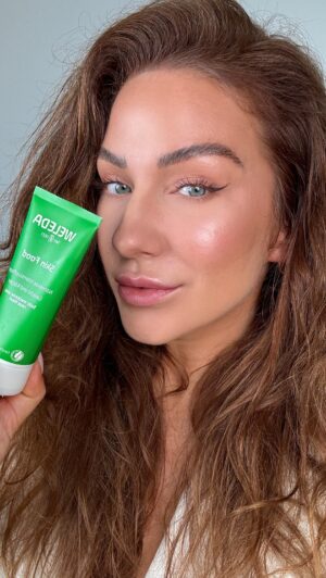 Lucia Šenková Instagram - WELEDA SKIN FOOD - WORTH IT?! 
••
Videli ste ju u mňa na storke milionkrát, tak vám ju tu priblížim. 
••
Weleda je značka, ktorá má v skincare svoje opodstatnené miesto. Primárne pre suchú pleť, ale v makeupe použiteľná na všetky typy pleti. Krásne ukáže na najvyššie body tváre, je to taký magic trik na fotky a už od Golden Age v Hollywoode sa tento trik používal - ale s lanolínom. 
••
Voilá! Weleda Original obsahuje práve lanolín a samozrejme ďalšie výživné látky ako včelí vosk, extrakty z bylín a voda. 
••
Keďže obsahuje lanolín, pod makeup robí skvelý “voskový” podklad, ktorý zmäkčí makeup, spojí ho s pleťou a aj keď máte šupinky, alebo drsnú pokožku- makeup na nej bude vyzerať bezchybne. 
••
Ak máte mastnú pleť, odporúčam nanášať iba na lícne kosti, do bokov čela, trošku k brade - jednoducho tam, kde by ste dali highlight, pretože vaša tvár zbytok mastnoty pustí počas dňa-ale tak ako Weledu prezentujem AKO BÁZU POD MAKEUP- tam je skvelá aj pri mastnejšej pleti, kde chceme vytvoriť glowy efekt.
••
Suchá pleť ju ocení ako posledný krok v rutine, kedy pekne uzavrie všetky hydratačné zložky zo séra. 
••
DAJTE VEDIEŤ AKO SA VÁM EFEKT WELEDY PÁČI😍
••
#weleda #skinfood #weledarich #weledacream #makeupartist #muatips #spolupraca #howtomakeup #makeuptips #makeuppro #promuatips