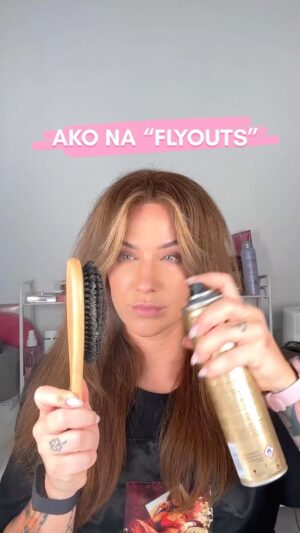 Lucia Šenková Instagram - ATOMOVKA NA HLAVE?! 
••
Dik, Ne. 
••
Čím kučeravejšie vlasy máte a fénujete si ich cez kefu (ten lepší prípad), alebo (ešte horšie) len tak, ako výjde, tým viac plstnaté vlasy máte. Ja som prirozene kučeravá a toto je to naj čo z fénovania s prípravkami na uhladenie docielim. 
••
Ak nechcete mať ulepené zalakované vlasy, ktoré sa pekne hýbu a su pružné, this is the way🤟🏽
••
Toto mega tričko som dostala na fotení od @bohovskebundy a nosím ho furt! Ďakujem baby😍
••
#hairtutorial #hairtips #hairstyle #flyout #hairblowdry #hairreel #howtohair #hairstyles #hairgoals #hairfashion #hairideas