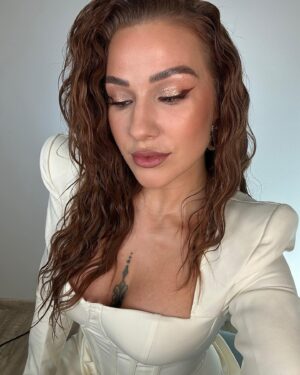 Lucia Šenková Instagram - L’ORÉAL • GALA • DINNER 
✨
Včera to bol neskutočne príjemný večer a ja ďakujem @amic_sk a @lorealparis ( pracovný názov @lorealczsk 🙈) jednak za pozvanie ale aj za úžasnú spoluprácu, na ktorú verím, že budeme len nadväzovať, pretože už tento rok mi začal viac ako super aj vďaka spomínaným ♥️
✨ L’Oréal Paris a jeho značky u mňa tento rok uvidíte častejšie a povenujeme sa najmä vlasom, na ktoré vás tutoriály fakt bavia a ja vám za to ďakujem! 
✨ Takto o mesiac už budem doma z eventu v Paríži a ani mi nejde veriť, čo sa mi v živote deje a ja som za to každým dňom vďačnejšia, pretože nič nie je samozrejmosť a je to aj vďaka vašej vernosti a sledovanosti, napriek tomu, že nepostujě denne a niekedy sa vám venujem naozaj málo🫶🏼
✨ 
1. @biankarumanova - Hats off za pristup, že pofotíš aj nepofotiteľné 🙈
2. KONEČNE SOM SA DOSTALA k tomuto viral setting spreju, ktorý vydrží aj armagedon- skúsime! 
3. Datz the look 
4. @nellystassmakeup som mala na kurze ešte keď mala 12 rokov a strašne sa tešilm, že ju to neprestalo baviť a ide si za svojim aj keď jej hovorili, že je mladunká. Predstavte si, kde bude keď bude mať 24, ako ja keď som začínala s makeupom, ona už pôjde bomby! 
5. @mihalkamlsn prišla ku mne na kurz a hneď ma zvozila, že čo mi bude pery doličovať🙈🫶🏼
6. Bright reveal je nová komplet rutina , ktorú prináša @lorealparis aj s peelingom, ktorý sa volá snake peeling a vraj aj vyzerá ako hadia koža a vďaka aktívnym látkam budú pomáhať pri hyperpigmentáciách! 
7. @dihager je tak pekná, že som proste musela čumieť🤷🏽‍♀️
8. … hovorila som, že mi to nejde? Watch me🤣
9. Keď som včera nepovedala, že mi odpadnú nohy 184x, tak ani jeden. Už viete prečo😳 #marge #harrpotter
✨
#loreal #lorealparis #galadinner #blacktieevent #dinnertime #makeupartistsworldwide #muas #makeupaddict #wetlook #whitedress