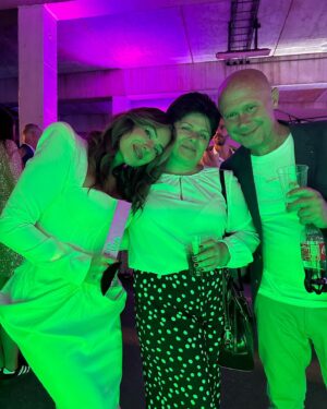 Lucia Šenková Instagram - •• SOWA 2023 ••
••
Ďakujem ešte raz všetkým, ktorí ste ma posunuli až k tejto soške (ktorá mi samozrejme hneď drbla na zem😬, ale hlásim, že žije) a ďakujem, že mi veríte aj keď ja si neverím. 
••
Poučenie z tohto ročníka? NEPODCEŇUJ SA! Ani ty, ani ty a už vôbec nie TY!
••
Vždy tu budú lepší od nás, vždy sa nájde aj niekto kto nás bude spochybňovať, ale to nikoho z nás nesmie odradiť od robenia toho, čo nás napĺňa, nech je to hocičo. Najhoršie čo robíme ( a samozrejme robím to aj ja) je, že sa brzdíme v tom čo urobíme, povieme, postneme, lebo sa obávame kritiky. Nie tej konštruktívnej, čo nás posunie ďalej, ale tej, ktorá je naschvál, častokrát neoprávnená a zabolí. Niekto to filtruje lepšie, niekomu trvá dlhšie obrniť sa. Tiež ma limituje moja vlastná neistota. Aj preto som bola taká zaskočená. Aj preto som sa rozplakala, pretože ma úprimne potešilo, že som to dostala a zároveň strašne zamrzelo, že viac ako samej sebe verím scenárom v svojej hlave- prečo nie som dosť dobrá. 
••
Tak ešte raz tým všetkým Luckám, ktoré premýšľajú ako ja- uverte si konečne. Niekedy je to to najviac, čo potrebujeme🫶🏼
••
1. Happy kiddo by @marta_batus 💍 @laura_raulajewellery 
2. Najväčšie prekvapenie, že prišli ♥️
3. Časť môjho úžasného MUAH teamu SOWA 2023 @simonaivanova.beauty @makeupbykatka @lukascakovsky 
4. Najúprimnejšia reakcia prekvapenia bola od mojej @veronikastrapkova 😭
5. Aj toto bola moja úloha na SOWA. Ale @p.ie.t.ro ma na moderovanie bckstg pre @tvjoj zaskočil, aby som sa nespovedala sama🤨
6. Keď nevieš čo s časom, ja ti ho zariadim 🤣 Event mngr SOWA moja krásna Magic
7. Na prenos som stihla nalíčiť iba 4 krásne ženy a len 1 som si stihla natočiť @bagarovamonika 
8.9.10. By Kačenka @katarinaslesar 
••
V ten večer som bola tak ulietaná, že mám totálne minimum fotiek😭 a nemám fotku ani s mojim rebrom @stevo_sperka a ani s mojou other half @rsogazda 😞
••
Ale bolo vás tam so mnou toľko, že som sa cítila prekrásne. Či podpora keď som išla na pódium- nečakala som, že toľkí z vás mi ukážu aj volume prejav a ešte som sa nedostala ani ku všetkým správam. VĎAKA. OBROVSKÁ! 
••
#awardwinning #awards #socialawards  #friends #appreciationpost #loveistheanswer #thankful