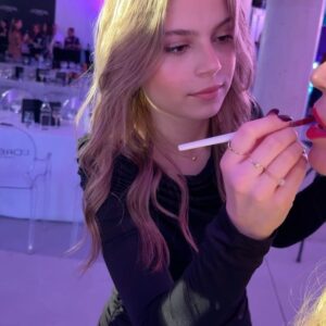 Lucia Šenková Instagram - L’ORÉAL • GALA • DINNER 
✨
Včera to bol neskutočne príjemný večer a ja ďakujem @amic_sk a @lorealparis ( pracovný názov @lorealczsk 🙈) jednak za pozvanie ale aj za úžasnú spoluprácu, na ktorú verím, že budeme len nadväzovať, pretože už tento rok mi začal viac ako super aj vďaka spomínaným ♥️
✨ L’Oréal Paris a jeho značky u mňa tento rok uvidíte častejšie a povenujeme sa najmä vlasom, na ktoré vás tutoriály fakt bavia a ja vám za to ďakujem! 
✨ Takto o mesiac už budem doma z eventu v Paríži a ani mi nejde veriť, čo sa mi v živote deje a ja som za to každým dňom vďačnejšia, pretože nič nie je samozrejmosť a je to aj vďaka vašej vernosti a sledovanosti, napriek tomu, že nepostujě denne a niekedy sa vám venujem naozaj málo🫶🏼
✨ 
1. @biankarumanova - Hats off za pristup, že pofotíš aj nepofotiteľné 🙈
2. KONEČNE SOM SA DOSTALA k tomuto viral setting spreju, ktorý vydrží aj armagedon- skúsime! 
3. Datz the look 
4. @nellystassmakeup som mala na kurze ešte keď mala 12 rokov a strašne sa tešilm, že ju to neprestalo baviť a ide si za svojim aj keď jej hovorili, že je mladunká. Predstavte si, kde bude keď bude mať 24, ako ja keď som začínala s makeupom, ona už pôjde bomby! 
5. @mihalkamlsn prišla ku mne na kurz a hneď ma zvozila, že čo mi bude pery doličovať🙈🫶🏼
6. Bright reveal je nová komplet rutina , ktorú prináša @lorealparis aj s peelingom, ktorý sa volá snake peeling a vraj aj vyzerá ako hadia koža a vďaka aktívnym látkam budú pomáhať pri hyperpigmentáciách! 
7. @dihager je tak pekná, že som proste musela čumieť🤷🏽‍♀️
8. … hovorila som, že mi to nejde? Watch me🤣
9. Keď som včera nepovedala, že mi odpadnú nohy 184x, tak ani jeden. Už viete prečo😳 #marge #harrpotter
✨
#loreal #lorealparis #galadinner #blacktieevent #dinnertime #makeupartistsworldwide #muas #makeupaddict #wetlook #whitedress