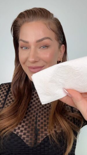 Lucia Šenková Instagram - MAKEUP NA 36H??
••
Infaillable setting mist som už niekoľkokrát ukazovala. V Paríži som sa na vlastné oči presvedčila, že makeup naozaj môže držať ako prikovaný!!! 

••

Ešte som nikdy nezažila, že by mi seťák pribil makeup tak, že nielenže drží, ale ON SA NEOBTLÁČA! Toto je sen. Neviem teraz, či je to lak, alebo je to lepidlo, každopádne IT’S WOOORKIIINGGGG! 

••

Je to sprej, ktorým nerobíš prep, ani honestriekaš ako iné (aj hydratačné) prep/set spreje, je to proste posledný, najposlednejší krok predtým, ako za sebou zabuchneš dvere a môžeš ísť ako ja aj do dažďa a pozri. Makeup je fresh. 

••

Pri aplikácii zatvor oči a ústa, nenadychuj sa, proste na 3s pusti hmlu- áno je ako hmla, úplne jemnunký a keďže je pod tlakom, tak pekne za 3s pokryje tvár, počkaj ďalšie 3 a máš smudgeproof makeup. 

••

Nos ho vždy keď vieš, že tvoj makeup musí proste držať a nesklame. Už sa po jeho nanesení ale moc netouchupuj. Je to proste vrstva, ktorá ti to settne. Zbytočne si v tom spravíš bordel. 

••

#321set #lorealparissettingsprej #vyzatostojite #lorealparis #spolupraca #settingsprej #smudgeproof #smudgeproofmakeup #makeupmist #howtoset #weartest #makeuplook #lorealmakeup #loreal