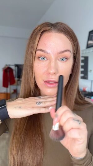 Lucia Šenková Instagram - Našla som makeup, ktorý je zároveň skincare. A z dosť veľkej časti! 
••
@oriflameslovensko má pomerne nový makeup Eternal glow a teda ten glow je 😍
••
Veľa klientiek je takých, že “ale ja nenosím makeup, iba BB” a mám pocit, že keď je tam napísané BB, tak to môže byť hocijaká paštéka, stačí, že má nápis BB. Častokrát sú BBčka dosť ťažké, mastné, viac makeupové ako samotný makeup, ale sú samozrejme aj tie, ktoré sú ľahunké.. nehádžem ich do jedného vreca. 
••
Pre mastnejšiu pleť ale málokedy vymyslia BB, ktoré by malo glow, ale nebolo mastné. 
••
Tento makeup is the new BB. But better. 
••
#eternalglow #makeup #reels #review #muaworld #muasworldwide #oriflame #makeupskincare #hybridmakeup