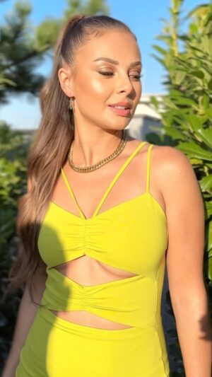 Lucia Šenková Instagram - @bagarovamonika ocami @lussimakeupartist a @so_dominy_high 😍
••
Poviem vám, že odkedy sa tak nejak pohybujem medzi známymi tvárami a líčim ich, Monika bola jedna z tých, ktoré som vždy túžila dostať pod ruky. Keď máte svoj zabehnutý tím, nehľadáte iných. Necháte sa nalíčiť iba v prípade, že vám povedia, že tam a tam je maskér ktorý sa o vás postará a vy sa aj tak vždy vrátite naspäť k svojmu tímu- kým vás niekto neprekvapí a nenalíči tak, že si to zapamätáte. A tak to bolo aj u nás😍
••
Monika je pre mňa vizuálne neskutočne zaujímavá a krásna, má zahraničný vibe, skvelý štýl, nebojí sa mať oblečené fakt fashion kúsky a toto je pre mňa obrovská časť celého obrazu predstavy a teda som chcela, aby videla ako ju vidím mojimi očami a štetcami ja🙏🏽
••
Keďže je zvyknutá na svoj štandard pretože má okolo seba výborný tím-  nebudem klamať, keď som ju líčila prvýkrát mala som rešpekt, ale nenechala som sa ním utlačiť a zneistiť a urobila Monike makeup, aký som si na nej predstavovala. 
••
Bolo to na SOWA tento rok a… asi som teda zaujala😅
••
Nenechajte sa brzdiť tým, že má niekto určité zabehnuté looky, keď viete, že viete vydolovať to, čo máte v hlave nakreslené vy😘
••
Tak Moni! Ďakujem aj takto verejne za dôveru a oslovenie do tvojho nového videoklipu. Bude úžasný, pesnička je naozaj skvelá a ty ostaň taká aká si! Krásna zvnútra aj navonok😘
••
#makeup #makeupbyme #mua #singer #monikabagarova #videocreator #fashionlook #fashionhair #motd #shootingday #makeuplover #beauty #beautyobsessed #czechgirl 

MUA: @lussimakeupartist 
HAIR: @so_dominy_high 
STYLING: @samuelkrajca