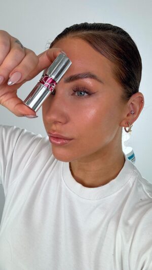 Lucia Šenková Instagram - JEDEN HEALTHY GLOWÍK NA NEDEĽU ✨
••
Keď máte good skin day, vôbec nepotrebujete makeup na to, aby tvár vyzerala, že máte fullface. 
••
Tak som si dovolila pre vás urobiť mini tutoriál s tipmi ako docieliť krásnu, zdravo vyzerajúcu pleť bez kvapky makeupu, zato s ťupkou @yslbeauty novinky lip glaze, ktorú som si vyhrala na eventiku😍
••
Si tím  MATTE alebo GLOW?
••
#glow #glowymakeup #glowymakeuplook #glowglowing #goodskin #howtoglow #ysl #yslbeauty #lipglaze #loveshine #makeuptutorial #makeupideas #makeuplover #makeuplook #sleeklook #sleekhair
