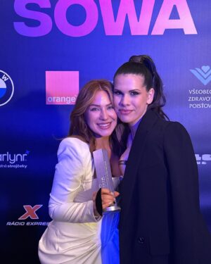 Lucia Šenková Instagram - •• SOWA 2023 ••
••
Ďakujem ešte raz všetkým, ktorí ste ma posunuli až k tejto soške (ktorá mi samozrejme hneď drbla na zem😬, ale hlásim, že žije) a ďakujem, že mi veríte aj keď ja si neverím. 
••
Poučenie z tohto ročníka? NEPODCEŇUJ SA! Ani ty, ani ty a už vôbec nie TY!
••
Vždy tu budú lepší od nás, vždy sa nájde aj niekto kto nás bude spochybňovať, ale to nikoho z nás nesmie odradiť od robenia toho, čo nás napĺňa, nech je to hocičo. Najhoršie čo robíme ( a samozrejme robím to aj ja) je, že sa brzdíme v tom čo urobíme, povieme, postneme, lebo sa obávame kritiky. Nie tej konštruktívnej, čo nás posunie ďalej, ale tej, ktorá je naschvál, častokrát neoprávnená a zabolí. Niekto to filtruje lepšie, niekomu trvá dlhšie obrniť sa. Tiež ma limituje moja vlastná neistota. Aj preto som bola taká zaskočená. Aj preto som sa rozplakala, pretože ma úprimne potešilo, že som to dostala a zároveň strašne zamrzelo, že viac ako samej sebe verím scenárom v svojej hlave- prečo nie som dosť dobrá. 
••
Tak ešte raz tým všetkým Luckám, ktoré premýšľajú ako ja- uverte si konečne. Niekedy je to to najviac, čo potrebujeme🫶🏼
••
1. Happy kiddo by @marta_batus 💍 @laura_raulajewellery 
2. Najväčšie prekvapenie, že prišli ♥️
3. Časť môjho úžasného MUAH teamu SOWA 2023 @simonaivanova.beauty @makeupbykatka @lukascakovsky 
4. Najúprimnejšia reakcia prekvapenia bola od mojej @veronikastrapkova 😭
5. Aj toto bola moja úloha na SOWA. Ale @p.ie.t.ro ma na moderovanie bckstg pre @tvjoj zaskočil, aby som sa nespovedala sama🤨
6. Keď nevieš čo s časom, ja ti ho zariadim 🤣 Event mngr SOWA moja krásna Magic
7. Na prenos som stihla nalíčiť iba 4 krásne ženy a len 1 som si stihla natočiť @bagarovamonika 
8.9.10. By Kačenka @katarinaslesar 
••
V ten večer som bola tak ulietaná, že mám totálne minimum fotiek😭 a nemám fotku ani s mojim rebrom @stevo_sperka a ani s mojou other half @rsogazda 😞
••
Ale bolo vás tam so mnou toľko, že som sa cítila prekrásne. Či podpora keď som išla na pódium- nečakala som, že toľkí z vás mi ukážu aj volume prejav a ešte som sa nedostala ani ku všetkým správam. VĎAKA. OBROVSKÁ! 
••
#awardwinning #awards #socialawards  #friends #appreciationpost #loveistheanswer #thankful