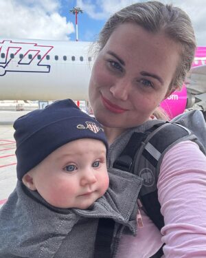 Lucie Čižmárová Instagram - Ptali jste se mě, jak malý zvládl první let. Sama jsem byla překvapená, jak je společenské mimi. Během cesty byl u pár cestujících a nechtěli mi ho ani vrátit zpátky 😂, tlemil se od začátku do konce a prospal jen 15 minut, aby nepromarnil to vzrůšo, že se na něj smějí všichni cestující 😄, dítě za odměnu🩵
A já se toho tak bála, až jsem z toho nespala😂.