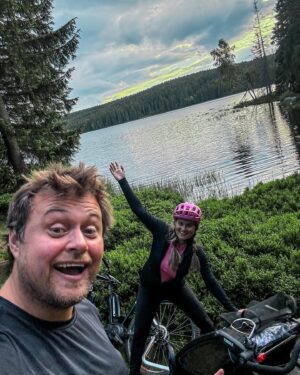 Lucie Čižmárová Instagram - Víkend 🤩❤️ dnes 10 měsíců 🩵

#ThuleChariotSport #thuleurbanglide4wheel #Midblue #Family #thule #bringyourkids