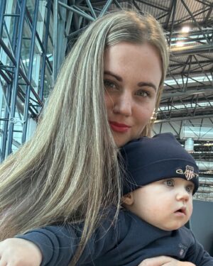 Lucie Čižmárová Instagram - Ptali jste se mě, jak malý zvládl první let. Sama jsem byla překvapená, jak je společenské mimi. Během cesty byl u pár cestujících a nechtěli mi ho ani vrátit zpátky 😂, tlemil se od začátku do konce a prospal jen 15 minut, aby nepromarnil to vzrůšo, že se na něj smějí všichni cestující 😄, dítě za odměnu🩵
A já se toho tak bála, až jsem z toho nespala😂.