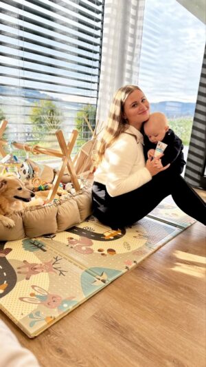 Lucie Čižmárová Instagram - Po obědě vyrážíme vždycky na procházku, ať se prdolka může v kočárku hezky prospinkat.
Nezapomínejte na to, že krém  pro vaše dětičky je potřeba nejen v létě jako ochrana před sluncem. 🌞 I v zimě pokožka trpí, protože chlad a studený vítr pro ni nejsou nic moc. My máme ale opět z @dm_cesko pomocníka! Tenhle krém s výtažkem z heřmánku obsahuje také panthenol a chrání miminko před vlhkostí i jinými povětrnostními podmínkami. Takže chrání nejen před zimou, ale i UV zářením. Vím už tedy určitě, který krém s námi pojede nejen na hory.😍

#dmcesko#dmlovebrand #zdejsemclovekem #babylove❤️