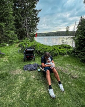 Lucie Čižmárová Instagram - Víkend 🤩❤️ dnes 10 měsíců 🩵

#ThuleChariotSport #thuleurbanglide4wheel #Midblue #Family #thule #bringyourkids